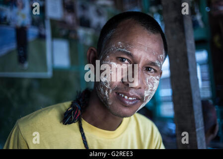 Porträt eines burmesischen tragen traditionelle Make-up (Thanakha) auf seinem Gesicht, Dala, Yangon, Myanmar. Stockfoto
