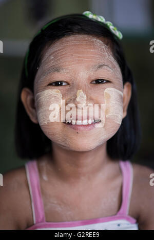 Porträt von einem schönen burmesischen Mädchen tragen traditionelle Make-up (Thanakha) auf ihrem Gesicht, Dala, Yangon, Myanmar. Stockfoto