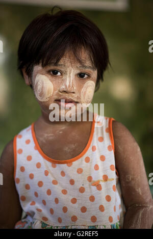 Porträt von einem schönen burmesischen Mädchen tragen traditionelle Make-up (Thanakha) auf ihrem Gesicht, Dala, Yangon, Myanmar. Stockfoto