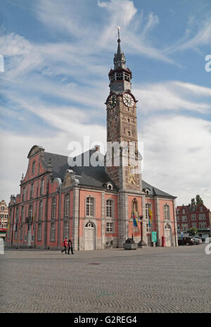 Das Stadhuis oder Rathaus und Glockenturm in Grote Markt, Sint Truiden, Limburg, Belgien. Stockfoto