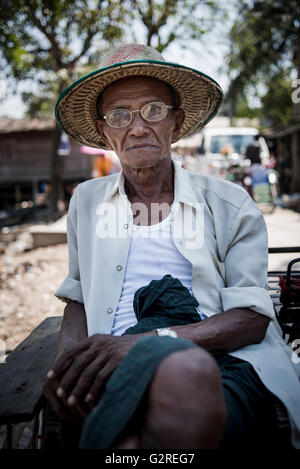 Porträt von einem senior Rikscha-Fahrer in Dala, Yangon, Myanmar. Stockfoto