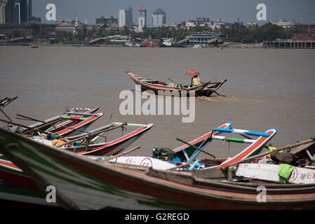 Ein Longtail-Boot in der Yangon Fluss Dala, Yangon, Myanmar. Stockfoto