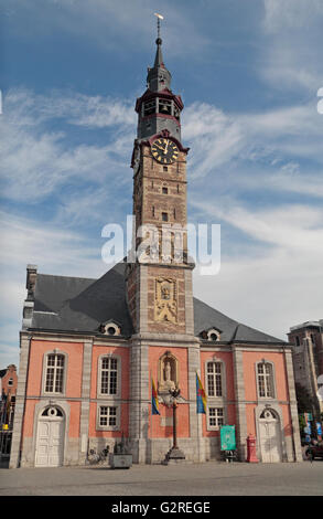 Das Stadhuis oder Rathaus und Glockenturm in Grote Markt, Sint Truiden, Limburg, Belgien. Stockfoto