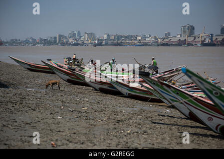 Long-Tail-Boote vertäut am Yangon Fluss-Ufer in Dala, Yangon, Myanmar. Stockfoto