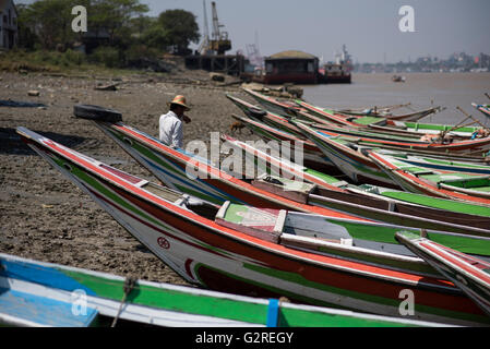 Long-Tail-Boote vertäut am Yangon Fluss-Ufer in Dala, Yangon, Myanmar. Stockfoto