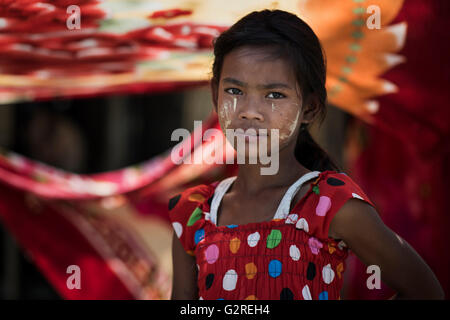 Porträt eines jungen burmesischen schönen Mädchens in Dala, Yangon, Myanmar. Stockfoto