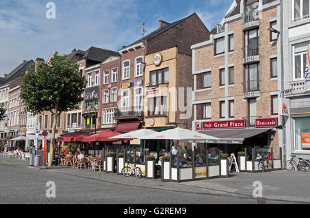 Restaurants und Cafés in der Grote Markt in Sint-Truiden, Limburg, Belgien. Stockfoto