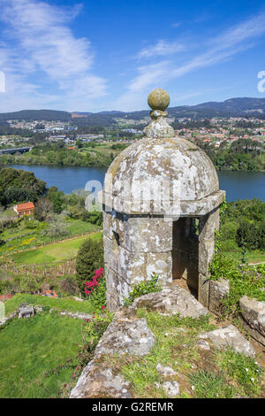 Wachturm und Fluss in Valenca Minho, Portugal Stockfoto