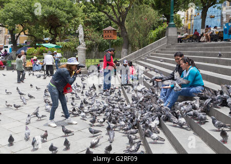 La Paz, Bolivien - 24. Oktober 2015: Leute füttern Tauben auf Plaza Murillo. Stockfoto