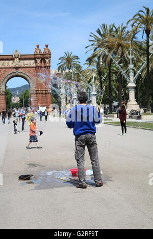 Junge in einer Straße Entertainer Blase in der Nähe von Barcelonas Arc de Triomf. Stockfoto