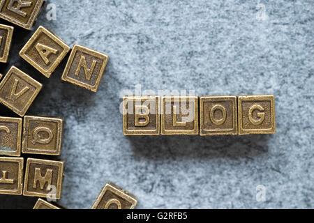Blog-Wort, das aus metallischen Blöcken über Grunge Hintergrund Stockfoto