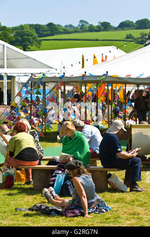 Besucher zum Entspannen in der Sonne auf dem Rasen im Hay Festival 2016 Stockfoto