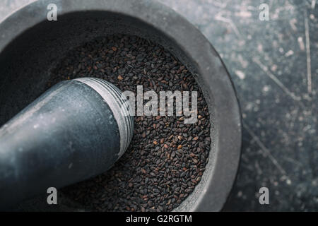 Schwarzer Sesam. Gesunden Sesam in Mörtel. Ansicht von oben. Stockfoto