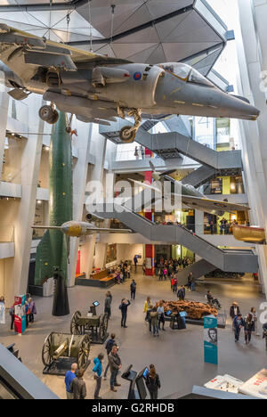 Wichtigsten Ausstellungsraum im Imperial War Museum, Lambeth, London, England, UK Stockfoto