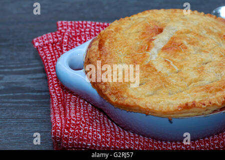 Hähnchen und Speck Pot Pie mit Käse auf Holztisch Stockfoto