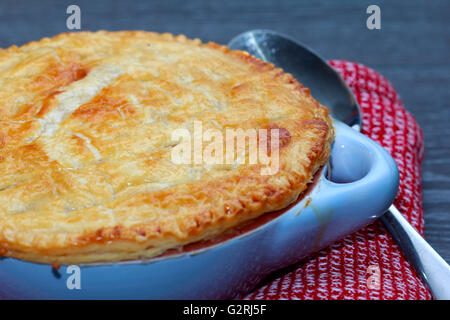 Hähnchen und Speck Pot Pie mit Käse auf Holztisch Stockfoto