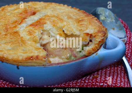 Hähnchen und Speck Pot Pie mit Käse auf Holztisch Stockfoto