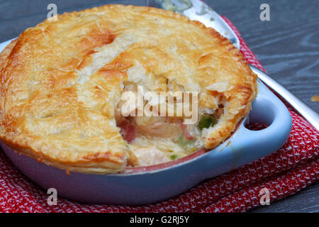 Hähnchen und Speck Pot Pie mit Käse auf Holztisch Stockfoto