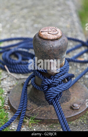 Boot verankert Pol mit blauen Seil, London, England Stockfoto