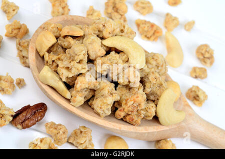 Gesundes Müsli in einem Holzlöffel Stockfoto