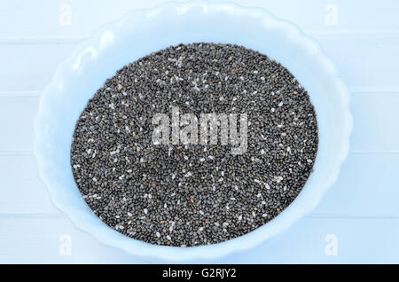 Chia-Samen in einer Keramikschale auf Holztisch Stockfoto