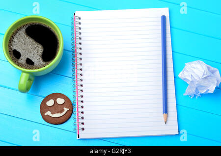 Leere Arbeitsmappe mit Tasse Kaffee auf Holztisch Stockfoto