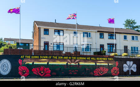 "Bei unterging der Sonne und am Morgen werden wir sie erinnern" Zitat Loyalist Wandbild auf Hurling Anwesen. Stockfoto