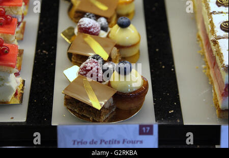 Kuchen auf dem Display im Cafe Central in Wien Stockfoto