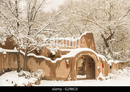 Ein Adobe-Stil im Stadtteil Arroyo Tierra Blanca nach einem Winter Schneefall 13. Dezember 2015 in Santa Fe, New Mexico nach Hause. Stockfoto