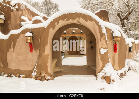 Ein Adobe-Stil im Stadtteil Arroyo Tierra Blanca nach einem Winter Schneefall 13. Dezember 2015 in Santa Fe, New Mexico nach Hause. Stockfoto