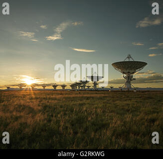 Satellitenschüsseln in Very Large Array in Socorro, New Mexico, bei Sonnenuntergang Stockfoto