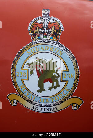 Königliche Luftwaffe Emblem auf Jet Provost am Eingang nach Wolverhampton Halfpenny Green Airport. UK Stockfoto