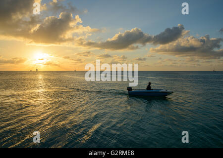 Sonnenuntergang in der Nähe von Caye Caulker in Belize Stockfoto