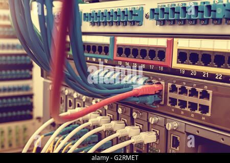 Netzwerk-Panel, Schalter und Kabel im Data center Stockfoto