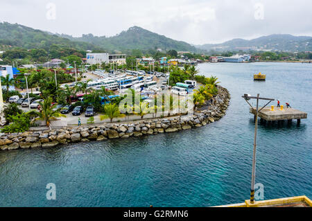 Bus-Staging-Bereich und einen Parkplatz für Reisebusse Ausflug am Hafen von Roatan.  Roatan, Honduras Stockfoto