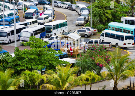 Bus-Staging-Bereich und einen Parkplatz für Reisebusse Ausflug am Hafen von Roatan.  Roatan, Honduras Stockfoto