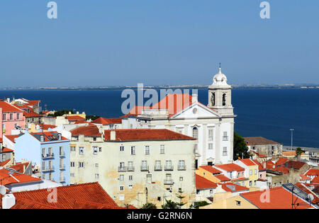 Blick vom Miradouro de Santa Luzia in den alten Stadtteil Alfama in Lissabon, Stockfoto