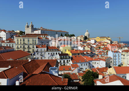 Blick vom Miradouro de Santa Luzia in den alten Stadtteil Alfama in Lissabon,