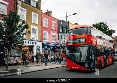 LONDON, UK - 20. August 2015: Camden Town Market, berühmte Alternativkultur Geschäfte. Vor allem Touristen orientiert, Verkauf von Souvenirs, Stockfoto