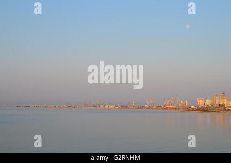 Vollmond über dem Hafen von Durres, Albanien Stockfoto