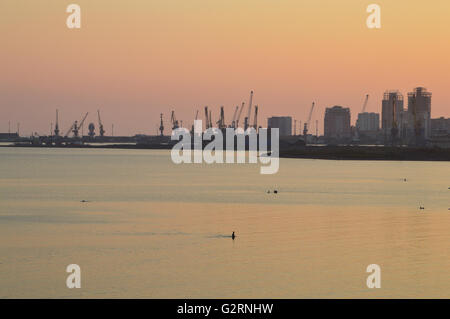 Der Hafen von Durres, Albanien auf Sonnenuntergang Stockfoto