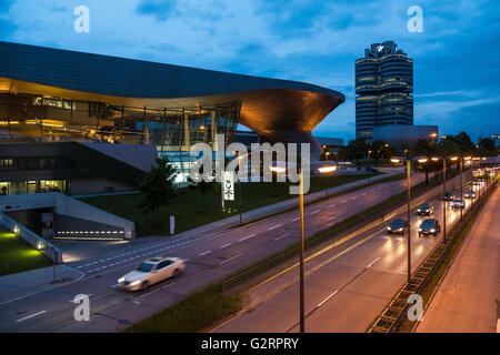 Muenchen, Deutschland, der BMW-Welt in der Nacht Stockfoto