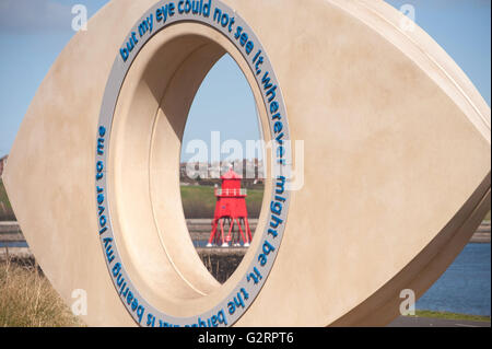 "Das Auge" des Bildhauers Stephen Broadbent, Littlehaven Promenade, South Shields Stockfoto