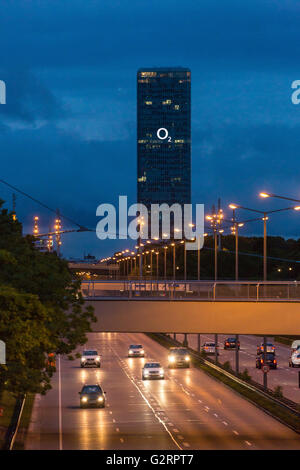 Muenchen, Deutschland, das Hochhaus Uptown München bei Nacht Stockfoto