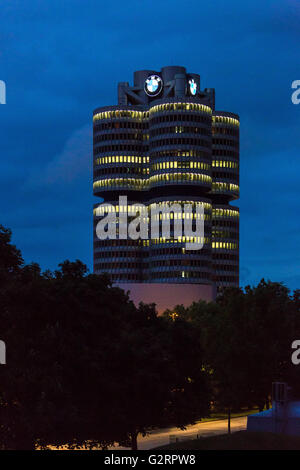 Muenchen, Deutschland, der BMW-Zentrale in der Nacht Stockfoto