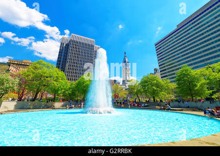 Philadelphia, USA - 4. Mai 2015: Spritzer Wasser in Brunnen im Love Park in Philadelphia, Pennsylvania, USA. Touristen im Park. Rathaus im Hintergrund Stockfoto