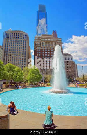 Philadelphia, USA - 4. Mai 2015: Brunnen im Love Park in Philadelphia, Pennsylvania, USA. Touristen im Park. Skyline mit Wolkenkratzern im Hintergrund Stockfoto