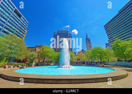 Philadelphia, USA - 4. Mai 2015: Spritzer Wasser in den Brunnen im Love Park in Philadelphia, Pennsylvania, USA. Touristen im Park. Rathaus im Hintergrund Stockfoto