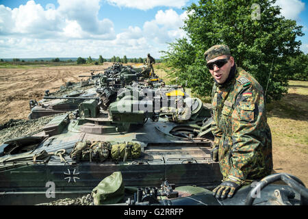 Gardelegen, Deutschland, Panzer Grenadier-Kompanie in einer Praxis auf dem Truppenübungsplatz Altmark Stockfoto
