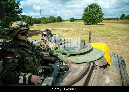 Gardelegen, Deutschland, Panzer Grenadier-Kompanie in einer Praxis auf dem Truppenübungsplatz Altmark Stockfoto